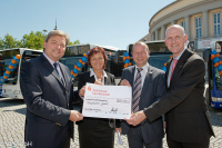 Das Ministerium für Umwelt, Energie und Verkehr hat die Anschaffung der neuen Busse mit insg. 600.000 Euro gefördert.
(v. l. n. r. Saarbahn-Geschäftsführer Peter Edlinger, Saarbrücker Oberbürgermeisterin und Saarbahn-Aufsichtsratsvorsitzende, Charlotte Britz, Umweltstaatssekretär Klaus Borger, Saarbahn-Geschäftsführer Norbert Reuter) Image