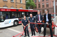 Bei der Auftaktpräsentation zum 150-jährigen Besten der Freiwilligen Feuerwehr Saarbrücken auf dem Landwehrplatz vor der Alten Feuerwache: (v. l. n. r.) Willi Schlegel, Freiwillige Feuerwehr Saarbrücken, Löschbezirk 11 Alt-Saarbrücken, Tony Bender, Wehrführer der Freiwilligen Feuerwehr Saarbrücken, Peter Edlinger, Geschäftsführer der Saarbahn GmbH, Harald Schindel, Beigeordneter der Landeshauptstadt Saarbrücken, Dezernat für Bürgerdienste, Sicherheit, Soziales und Sport. Freiwillige Feuerwehr Saarbrücken