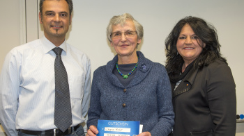 Hauptpreisgewinnerin Dagmar Kiefer (71) freut sich über die Jahreskarte der Saarbahn GmbH, die ihr von Lebachs Bürgermeister Klauspeter Brill (l.) und Ines Kirchhoff (r.), Marketing-Mitarbeiterin der Saarbahn GmbH, im Rathaus Lebach überreicht wurde.    