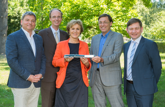Oberbürgermeisterin Charlotte Britz, Vertreter der Saarbahn und SCNF Oberbürgermeisterin Charlotte Britz, Vertreter der Saarbahn und SCNF