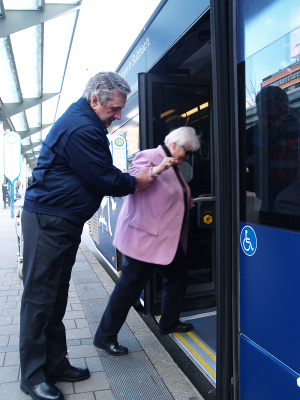 Ein Mobia-Lotse der Saarbahn hilft einer älteren Frau beim Einsteigen in den Bus.