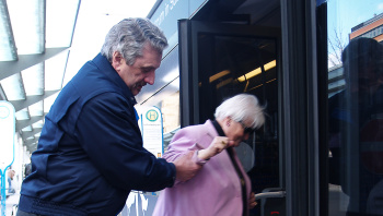 Ein Mobia-Lotse der Saarbahn hilft einer älteren Frau beim Einsteigen in den Bus.