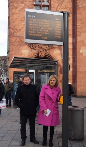 Neuer dynamischer Fahrgastinformationsanzeiger an der Bushaltestelle Rathaus Neuer dynamischer Fahrgastinformationsanzeiger an der Bushaltestelle Rathaus
