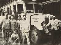 Meistergeneration vor dem ersten Autobus in der Lackiererei, 1927