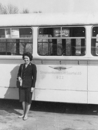 Schaffnerin im Uniformmantel stehend vor einem Chausson-Omnibus, 1959