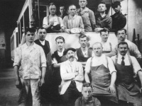 Arbeiter in und vor dem Straßenbahnwagen posierend in der Schreinerei und Lackiererei in der Hauptwerkstatt in Saarbrücken, 1925