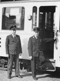 Verkehrsaufseher Ludwig Hock und Fahrer Robert Sauerwein in Uniform posierend vor der Straßenbahn, 1961