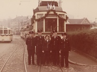 Personal stehend vor der dem letzten Straßenbahnwagen in Spiesen, 1958