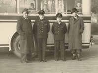 Fahrdienstleiter Hessling, Oberfahrmeister Acht und Obering vor Vetra O-Bus Linie 21, 1947