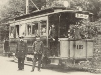 Personal im und vor dem Triebwagen 109 auf der elektrischen Straßenbahnlinie, 1901