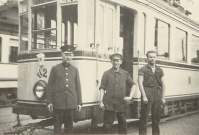 Triebwagen 42 mit Personalaufstellung im Betriebshof Saarbrücken Verzeichnungseinheit, 1932