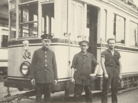 Triebwagen 42 mit Personalaufstellung im Betriebshof Saarbrücken, 1932