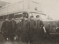 Französische Kraftfahrer auf Autobussen mit Gasantrieb, 1943