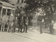 Personal posierend vor Straßenbahn, Wiedereröffnung Linie 7, 1945