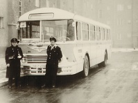 Personal vor Saarbrücker Linienbus WG 558, 1962