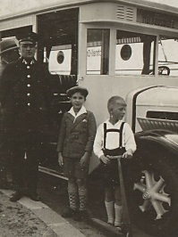 Schaffner mit Kindern vor dem ersten Kleinbus auf der Linie Johanneskirche-Hohe Wacht, 1930