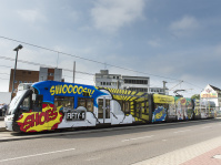 Saarbahn mit "Fifty 6-Werbung" am Römerkastell Saarbrücken, 2014