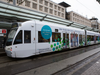 Saarbahn mit Werbung des Ministeriums für Bildung und Kultur am Hauptbahnhof Saarbrücken, 2016