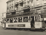 Triebwagen 124 mit "Coca-Cola-Werbung", Dudweilerstraße/Ecke Bahnhofsstraße (Diskontoeck), 1959