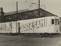 Triebwagen und Beiwagen für Werbezug für Circus Sarrasani im Betriebshof Saarbrücken, 1938