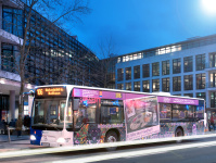 Mercedes-Bus vor dem Rathaus Saarbrücken, 2015