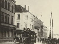 Erster elektrischer Straßenbahntriebwagen am Hansahaus 1899