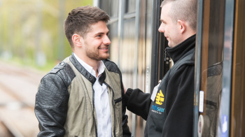 mobisaar-Lotsen helfen beim Ein- und Aussteigen