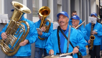 Marching-Band unterwegs zur Haltestelle