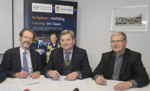 Christian Mundinger (SNCF), Peter Edlinger (Saarbahn), Jacques Weill (SNCF) bei der Vertragsunterzeichnung in Saarbrücken (v.r.n.l., Quelle Saarbahn) Christian Mundinger (SNCF), Peter Edlinger (Saarbahn), Jacques Weill (SNCF) bei der Vertragsunterzeichnung in Saarbrücken (v.r.n.l., Quelle Saarbahn)