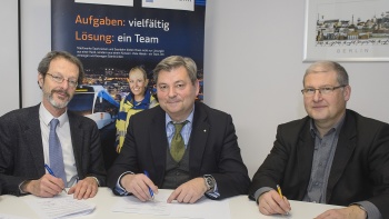 Christian Mundinger (SNCF), Peter Edlinger (Saarbahn), Jacques Weill (SNCF)  bei der Vertragsunterzeichnung in Saarbrücken (v.r.n.l., Quelle Saarbahn)