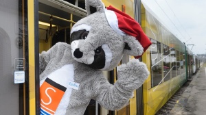 Nikolaus-BaBu fährt mit der Saarbahn und überrascht die kleinen und die großen Fahrgäste! Nikolaus-BaBu