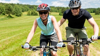 Radfahrer im Grünen