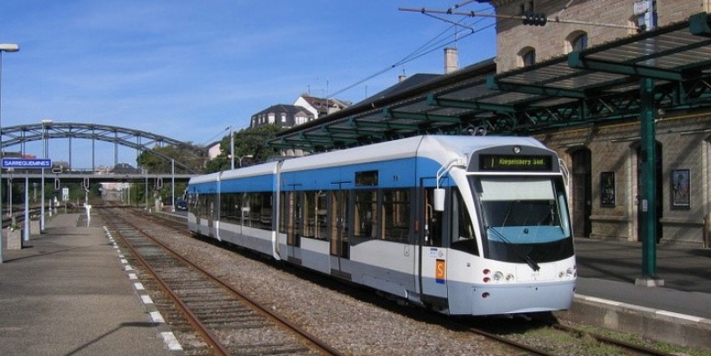 Eine Bahn der Saarbahn steht auf der Gleise am Bahnhof in Saargemünd, Frankreich. 