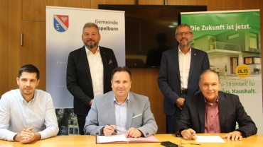 Gemeinde Eppelborn und Stadtwerke Saarbrücken verlängern die Kooperation bis Ende 2031 (Bild v.l. unten: Carsten Ackermann Geschäftsführer der Gemeindewerke Eppelborn, Bürgermeister Dr. Andreas Feld, Geschäftsführer der Stadtwerke Beteiligungsgesellschaft Dr. Falk Ihrig, (Bild v.l. oben: Peter Edlinger sowie Franz-Josef Johann, Geschäftsführer der Stadtwerke Saarbrücken) Image