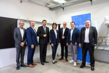 Beim Startschuss für das Innovationsprojekt: Franz-Josef Johann (Stadtwerke Saarbrücken), Frank Ackermann (Stadtwerke Saarbrücken Netz), Oberbürgermeister Uwe Conradt, Jeanne Forget, Johannes Hauck, Dr. Torsten Hager von der Hager Group sowie Peter Backes (co.met); Bild (v.l.) Stadtwerke Saarbrücken / Jennifer Weyland Image