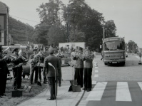 Eröffnung 1974: Ein Bus der RMTC kommt von Frankreich an die Grenze zur Einweihungsfeier 