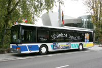 Setra-Bus der Forbus mit Geburtstagsmotiv vor der Bel Étage 