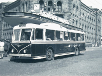 Der Obus Nr. 405 in beige-rotem Lack auf Linie 21 vor der Bergwerksdirektion 1953 (heute Europa-Galerie)
