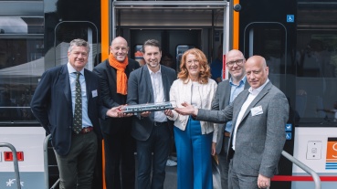 Ausnahmeprojekt „VDV-TramTrain“: Erstes Fahrzeug erreicht Saarbrücken (v.l. Iñigo Parra CEO und Präsident von Stadler Valencia, Karsten Nagel Geschäftsführer der Saarbahn, Oberbürgermeister von Saarbrücken Uwe Conradt, Mobilitätsministerin des Saarlandes Image