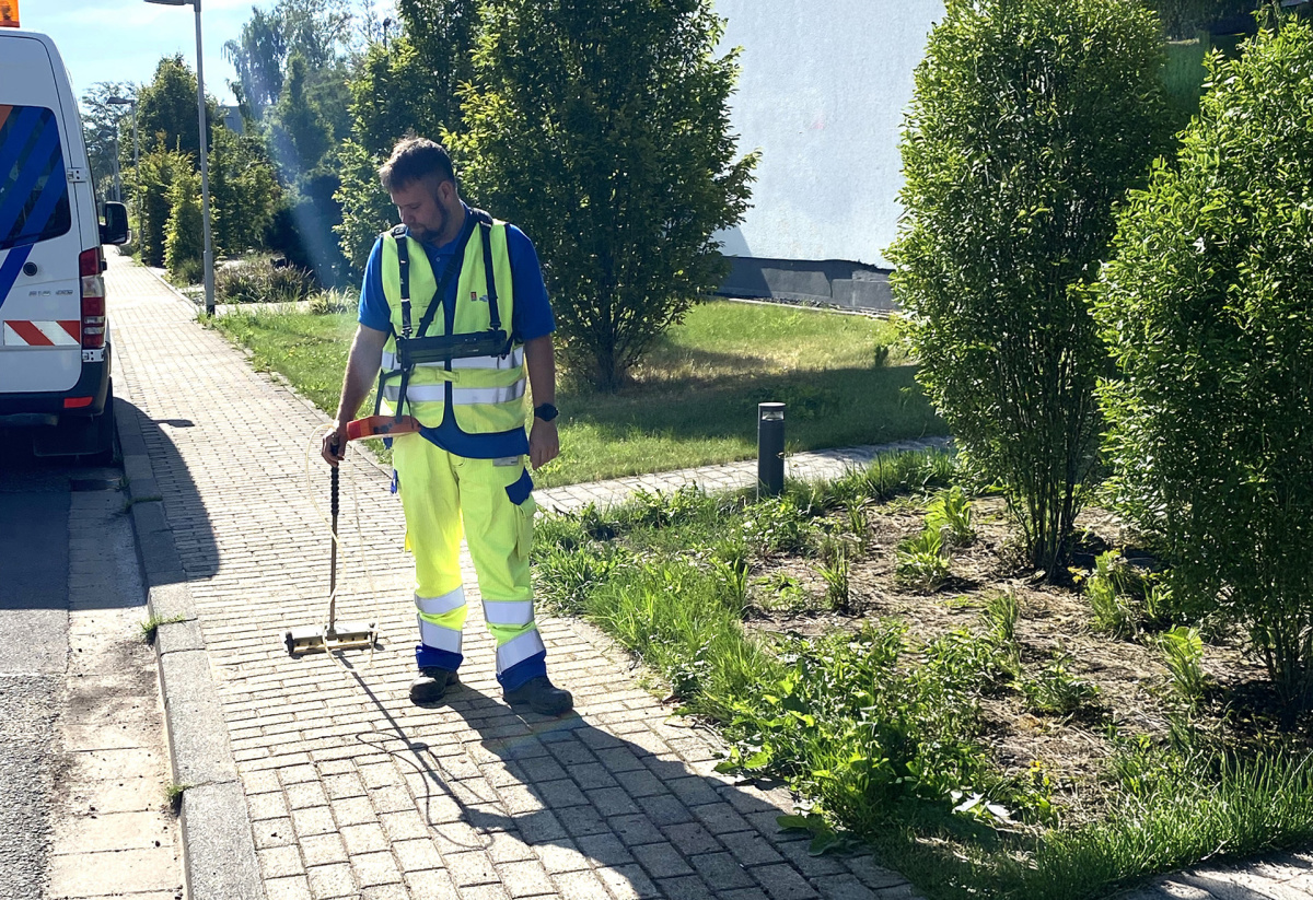 Mitarbeiter der Stadtwerke Saarbrücken läuft mit einem hochgenauen Messgerät das Gasnetz ab, um es auf Lecks zu überprüfen.