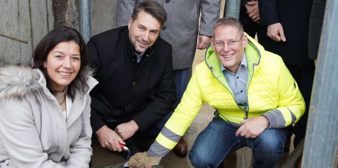 Grundsteinlegung für die neue Filterhalle des Wasserwerks Rentrisch (v.l. Bürgermeisterin von St. Ingbert Nadine Backes, Oberbürgermeister von Saarbrücken Uwe Conradt, Leiter Baumanagement der Stadtwerke Saarbrücken Daniel Bürtel, Vorstände der Stadtwerke Saarbrücken Netz Ivars Gludausis, Frank Ackermann und Thomas Gebhart) Grundsteinlegung