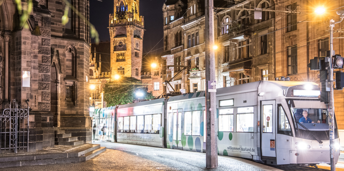 Saarbahn bei Nacht - im Hintergrund Rathaus Saarbahn bei Nacht
