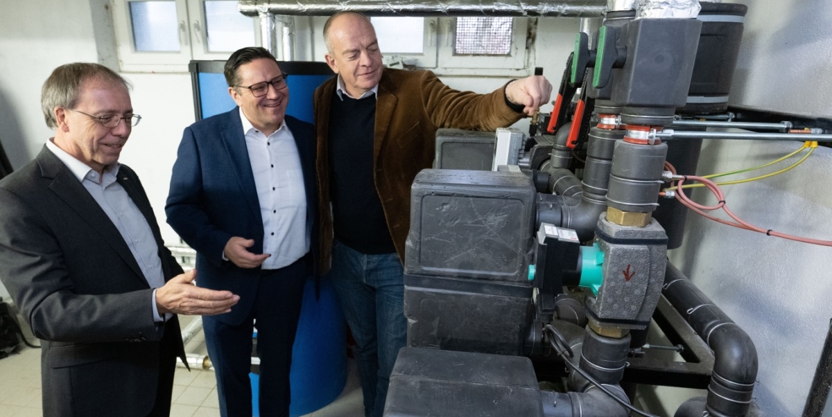 Der Geschäftsführer Robert Tucovic (Immobiliengruppe Saarbrücken) sowie Vorstände Ivars Gludausis (Stadtwerke Saarbrücken Netz) und Martin Kraus (Energie SaarLorLux) besichtigen eine Fernwärmeübergabestation in einem Gebäude in der Straße Abtsdell (v.r.n.l.) Hausübergabestation