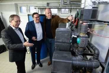 Besichtigung der Fernwärmeübergabestation in einem Gebäude in der Straße Abtsdell (Bild Stadtwerke Saarbrücken / Iris Maurer) Image