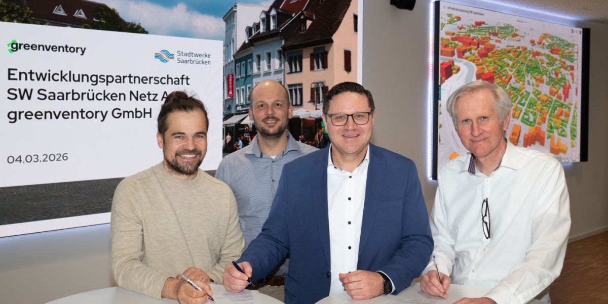 Bei der Unterschrift des LOI bei den Stadtwerken Saarbrücken (Bild v.l. die beiden Geschäftsführer von greenventory Dr.-Ing. Sven Killinger und Dr. David Fischer sowie der Vorstandsvorsitzende der Stadtwerke Saarbrücken Netz Ivars Gludausis und der Leiter Absichtserklärung für einen Wissenstransfer unterzeichnet