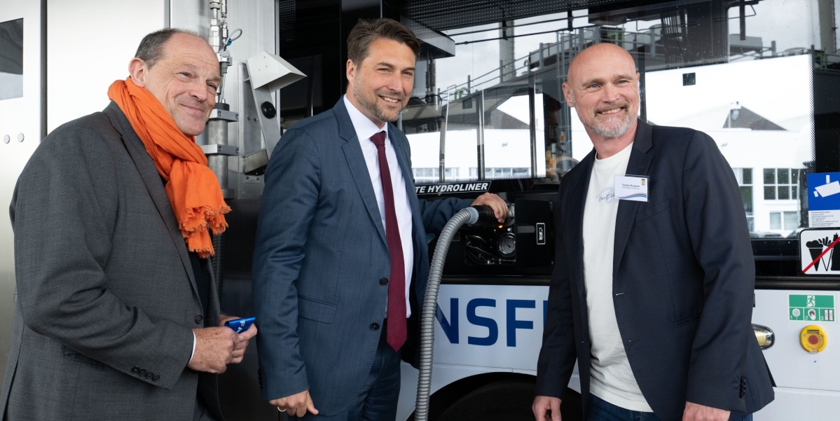 OB Uwe Conradt betankt den Wasserstoffbus