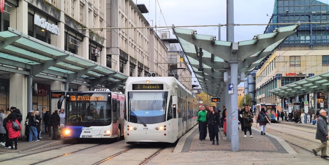 Saarbahnhaltestelle Hauptbahnhof Busse und Bahnen an einer Haltestelle