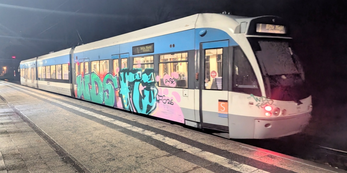 Illegale Sprühereien auf den Fahrzeugen