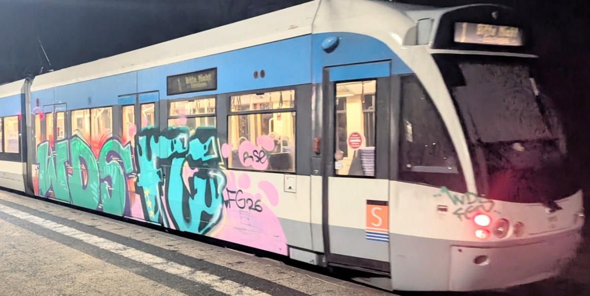 Graffiti auf der Saarbahn Illegale Sprühereien auf den Fahrzeugen