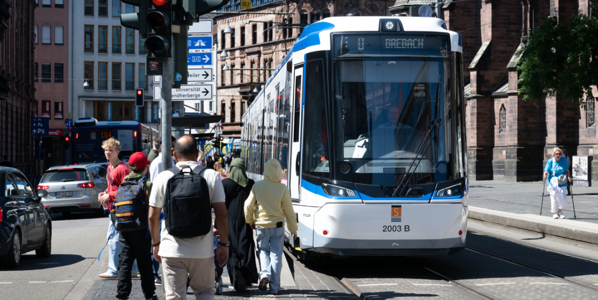 Saarbahnzug in der Innenstadt